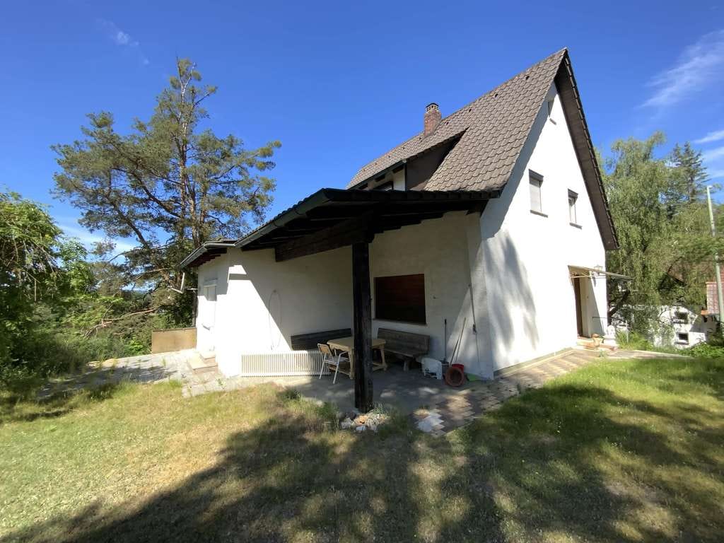 Immobilie in Schwarzenfeld - Wohnhaus mit zwei Wohnungen und teilbarem Grundstück - Bild 2