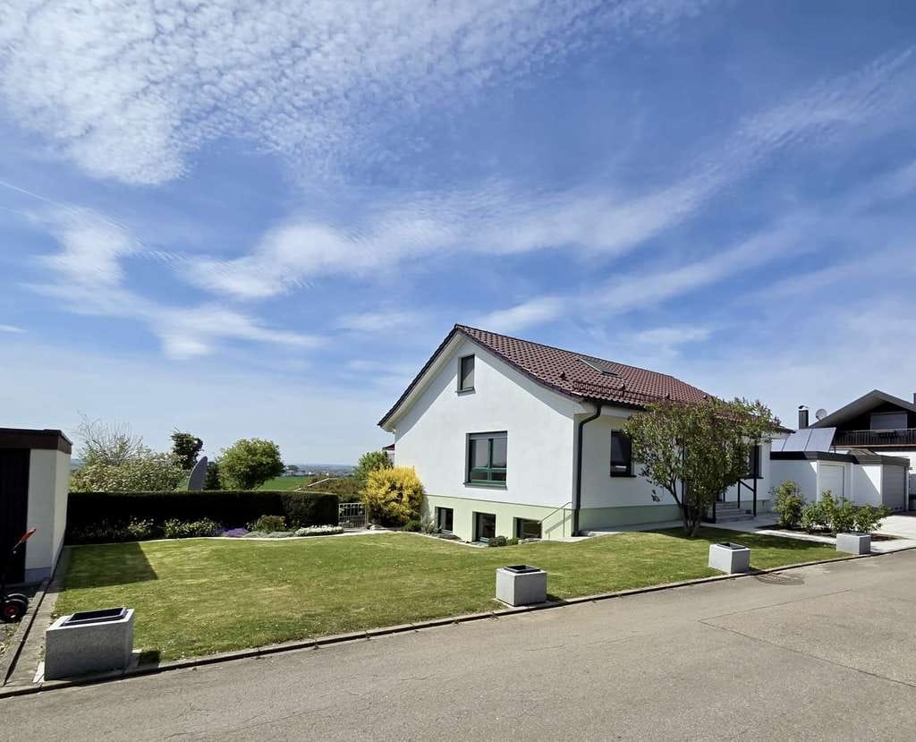 Immobilie in Mietingen - Ihr Traum vom Eigenheim: Freistehendes Haus mit Garten, Garage und Fernsicht - Bild 3