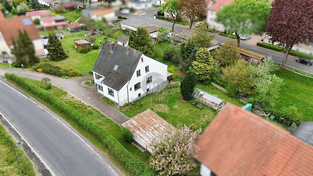 Immobilie in Dermbach - CHARMANTES EIGENHEIM MIT TRAUMBLICK UND GROSSZÜGIGEM GARTEN!! - Bild 4