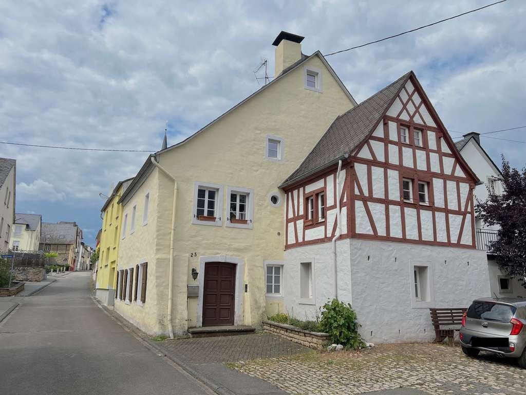 Immobilie in Trittenheim - Historisches Juwel in Trittenheim – Denkmalgeschütztes Zweifamilienhaus mit sep. Garage - Bild 1