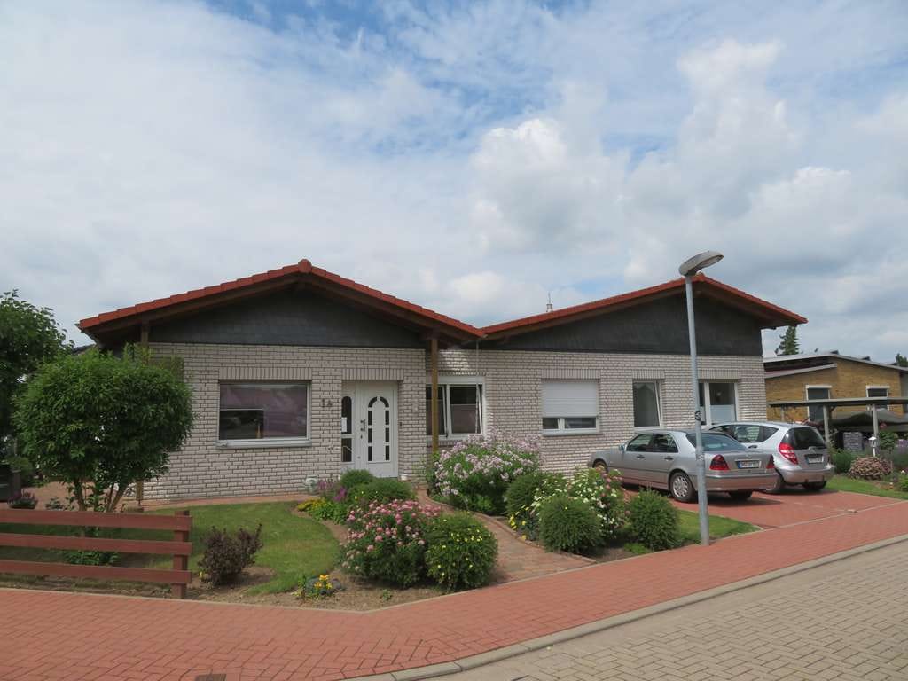 Immobilie in Bad Nenndorf - *Bad Nenndorf* Doppelhaus (zwei DHH) mit Garage u. schönem Garten. - Bild 0