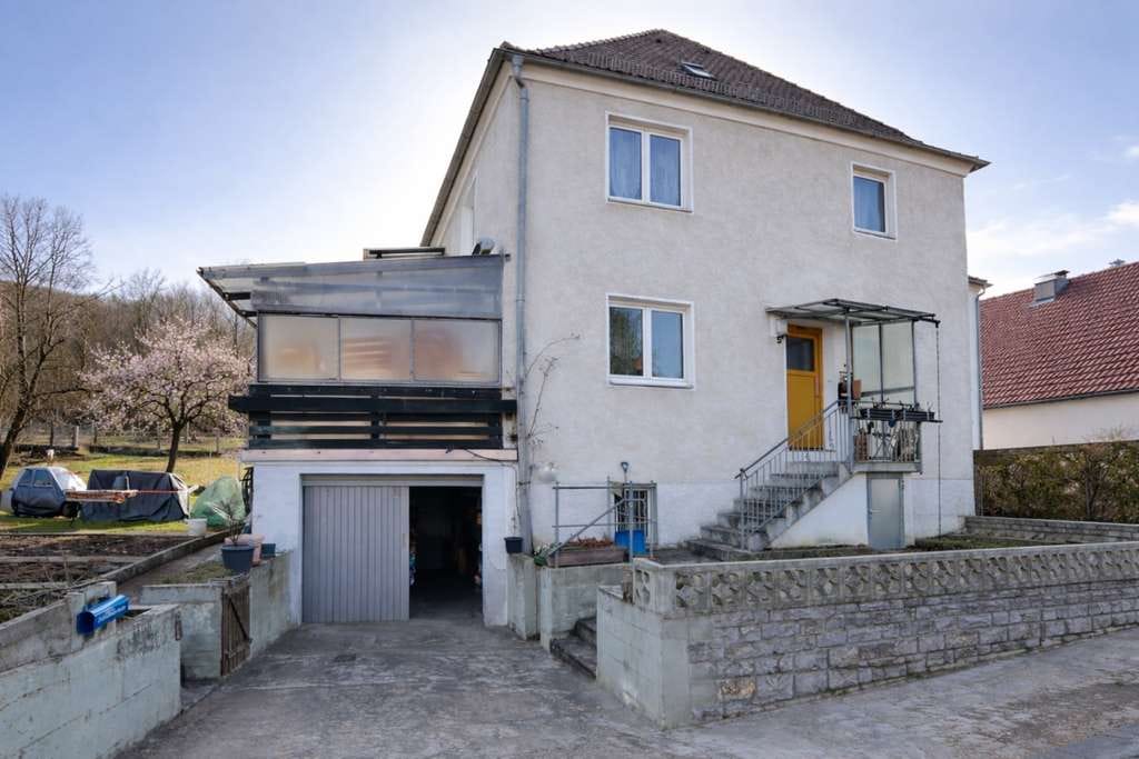 Immobilie in Greding - Großzügige Doppelhaushälfte mit ca. 1.000 m² Grundstück, Ausbaupotenzial & zusätzlicher Waldfläche - Bild 2