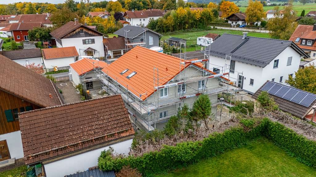 Immobilie in Raisting - Großzügige Gartenwohnung in Zwei-Familien-Haus in begehrter Wohnlage von Raisting - Bild 1