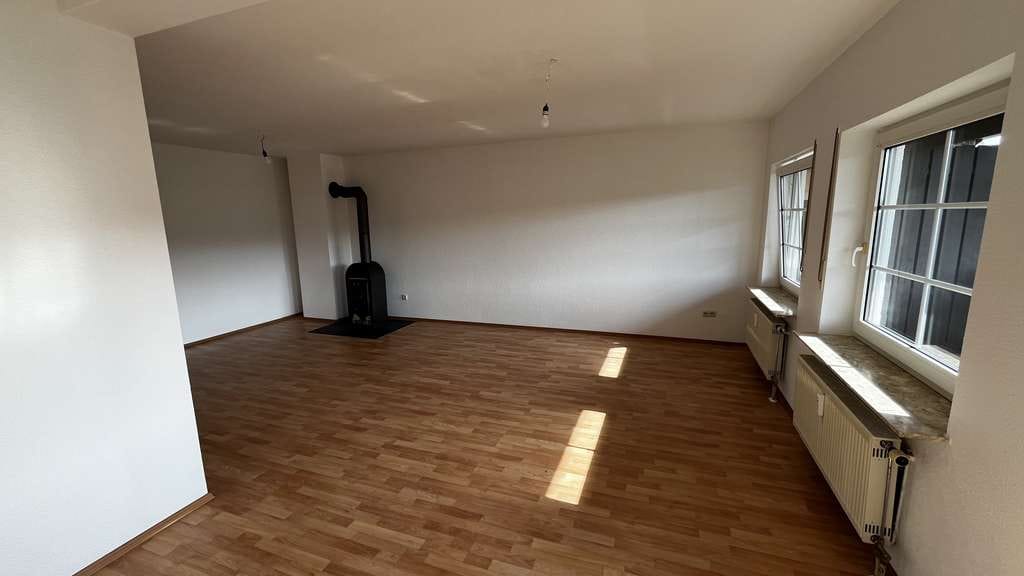 Immobilie in Grävenwiesbach - Renovierte 4-Zimmer-Wohnung mit Balkon und Garage in Grävenwiesbach - Bild 2