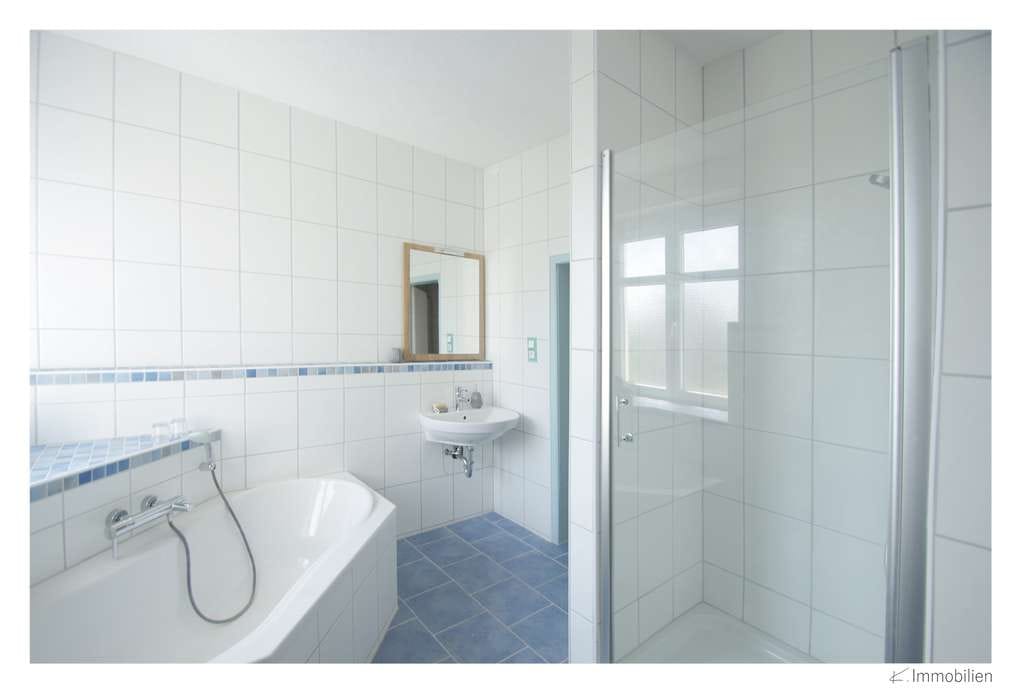 Immobilie in Rödental - 2,5 Zimmer mit geräumiger Küche und hellem, großem Tageslichtbad mit Dusche und Badewanne - Bild 4