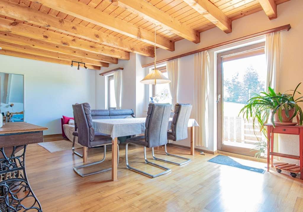 Immobilie in Ühlingen-Birkendorf - 3-Zimmer Dachgeschosswohnung 
mit zwei Balkonen und Galerie
Wohnen nahe Wiesen und Wald in Ühlinge - Bild 1