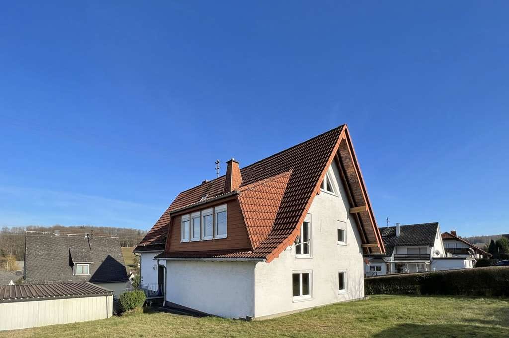 Immobilie in Friedewald - Großzügiges Zweifamilienhaus mit 3 Garagen und Garten - Bild 0
