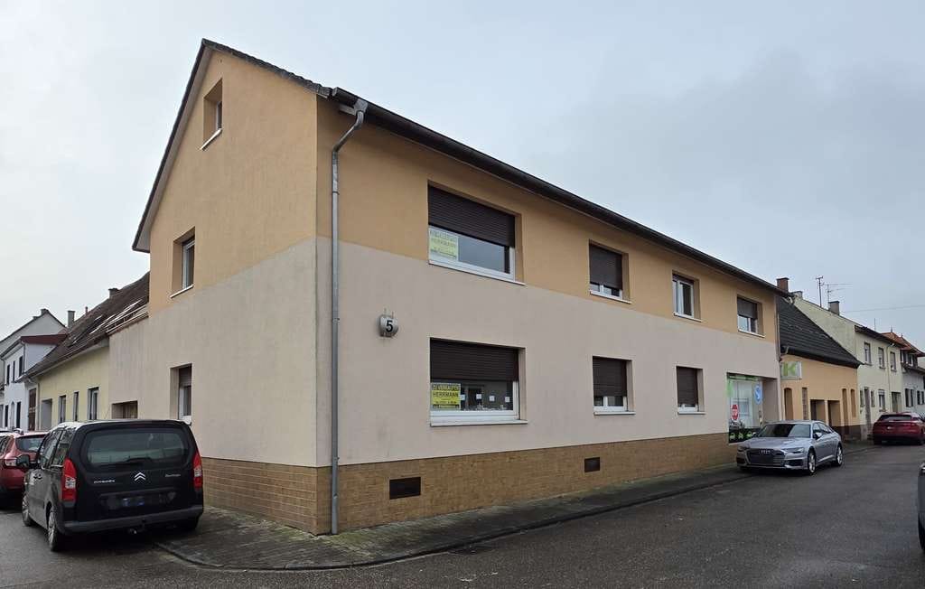 Immobilie in Philippsburg - 1-2 Familienhaus mit gutem Raumangebot und großen Garagentrakt der ideal für Hobbyhandwerker ist - Bild 0