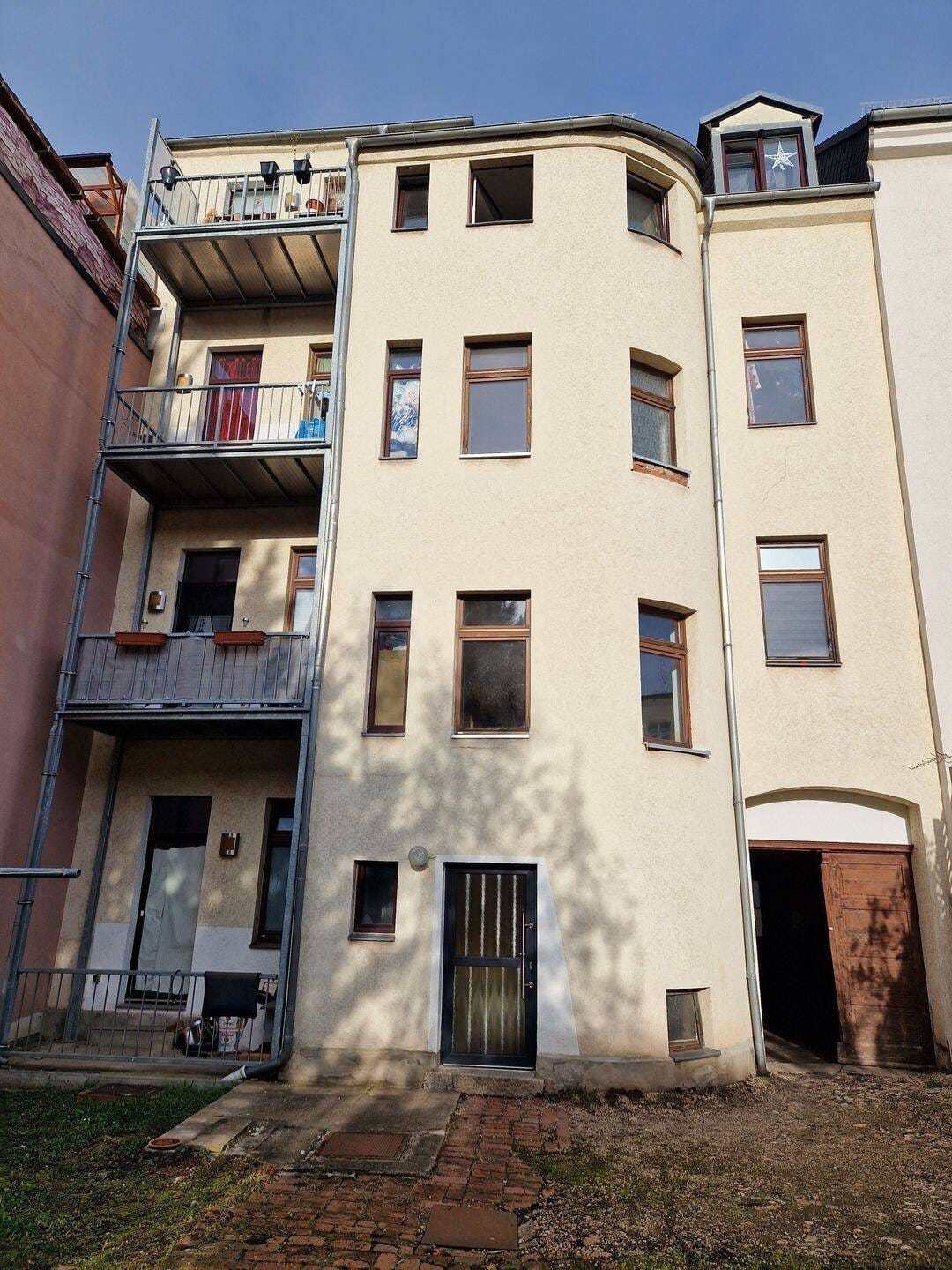 Immobilie in Werdau - vollvermietetes MFH mit denkmalgeschützter Fassade - Invest mit Faktor 11,98 - Bild 1