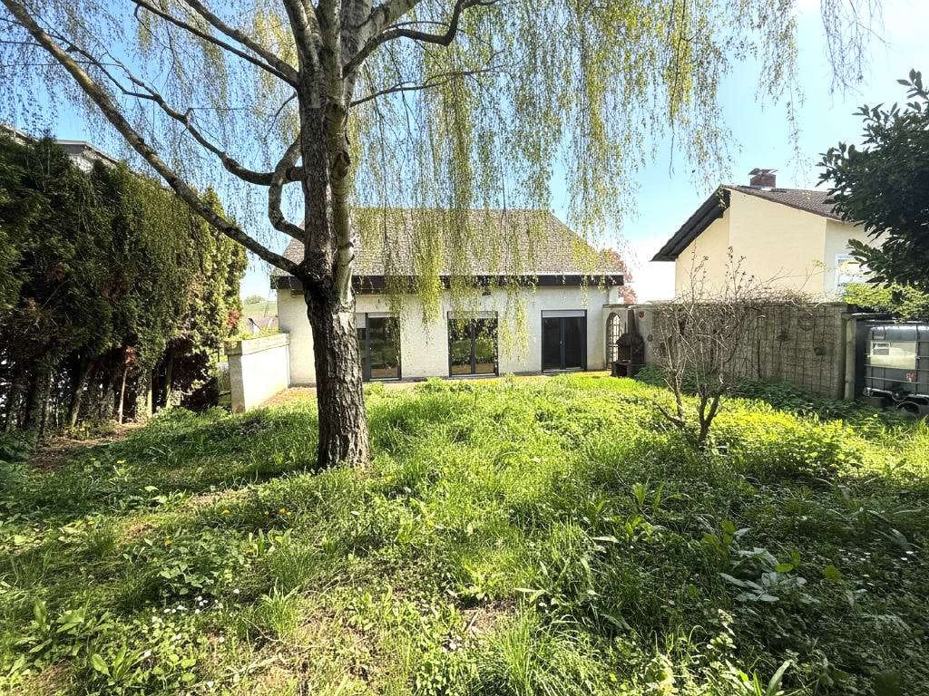 Immobilie in Eltville am Rhein - Freistehendes Einfamilienhaus mit Einliegerwohnung und traumhaften Garten 
in ruhiger Ortsran - Bild 1