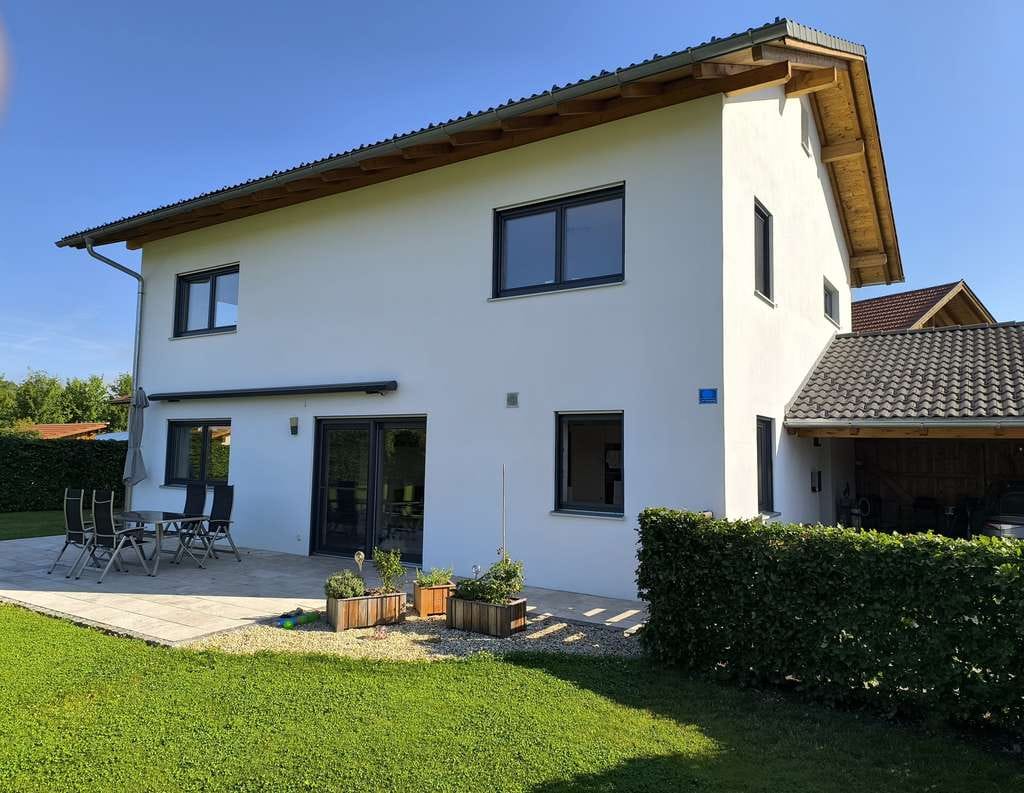 Immobilie in Fridolfing - Familienfreundliches Einfamilienhaus in bevorzugter, sonniger Siedlungslage von Fridolfing zu verkaufen ! - Bild 1