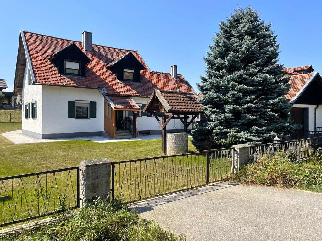 Immobilie in Mengkofen - Charmantes Einfamilienhaus mit großem Garten in Mengkofen - Bild 1