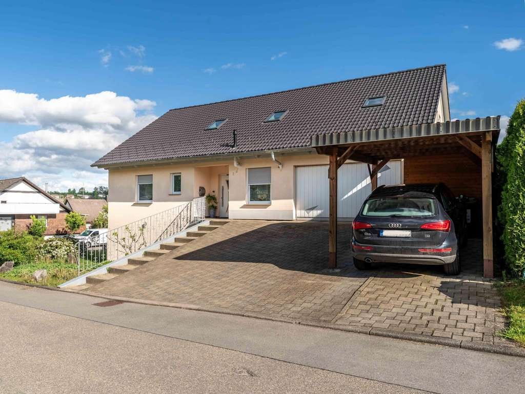 Immobilie in Niedereschach - Wohnkomfort mit besonderem Flair in Erd- und Dachgeschoss - Bild 1