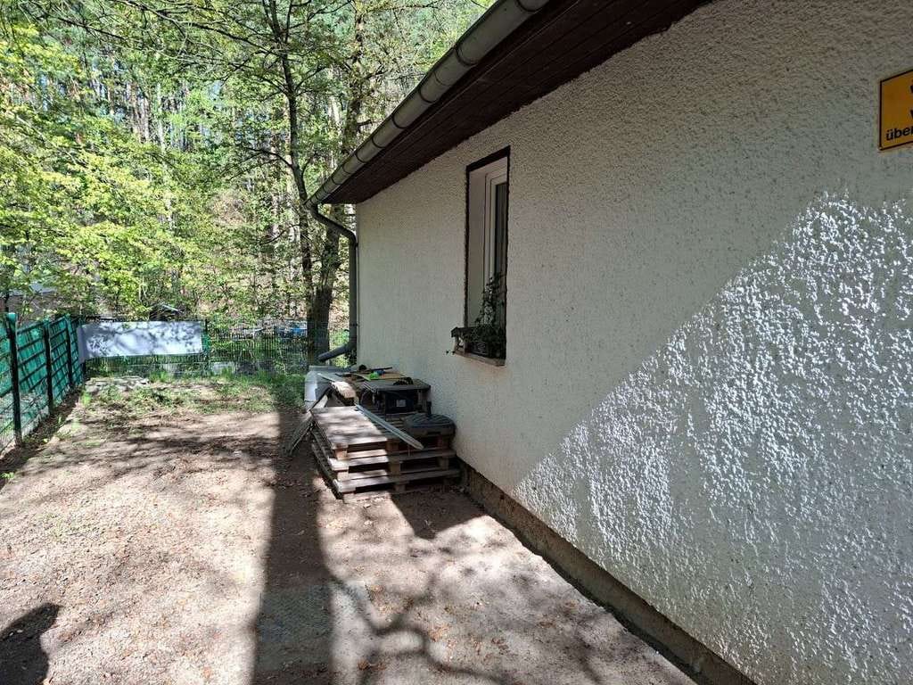 Immobilie in Oppurg - Idyllisch gelegenes Wochenendgrundstück mit Bungalow am Waldrand - Bild 2
