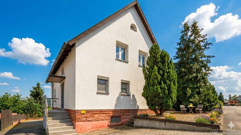 Immobilie in Höpfingen - Viel Platz für Ihre Wohnträume in Höpfingen: Zweifamilienhaus mit großem Garten und Nebengebäude - Bild 1