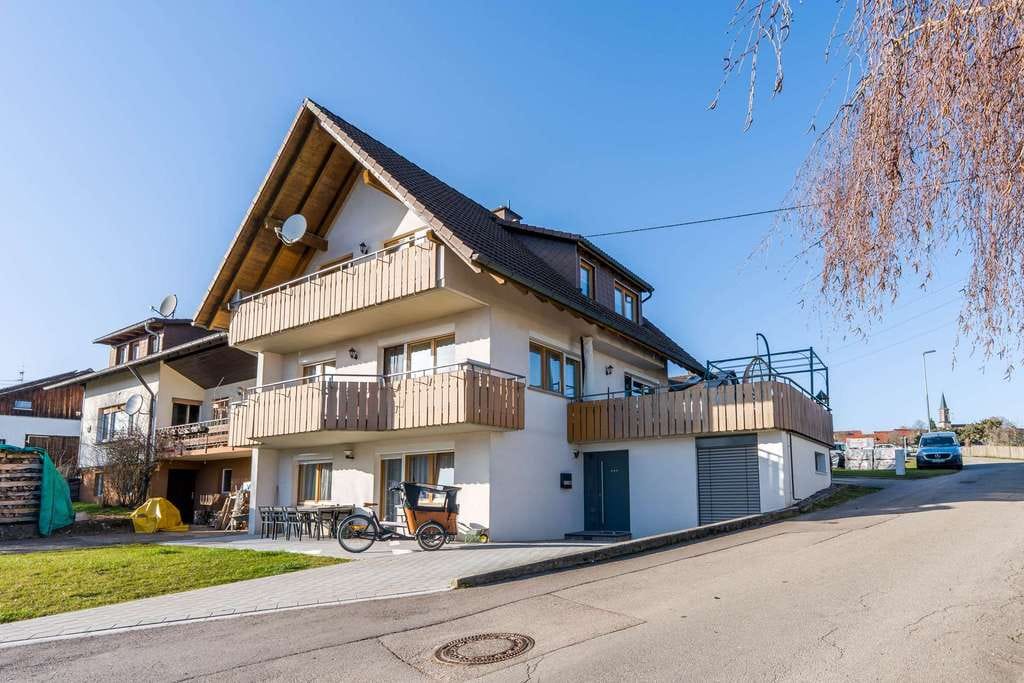 Immobilie in Ühlingen-Birkendorf - Viel Platz für die Familie – modernisiertes Zweifamilienhaus mit Dachterrasse & Garage in Berau - Bild 0