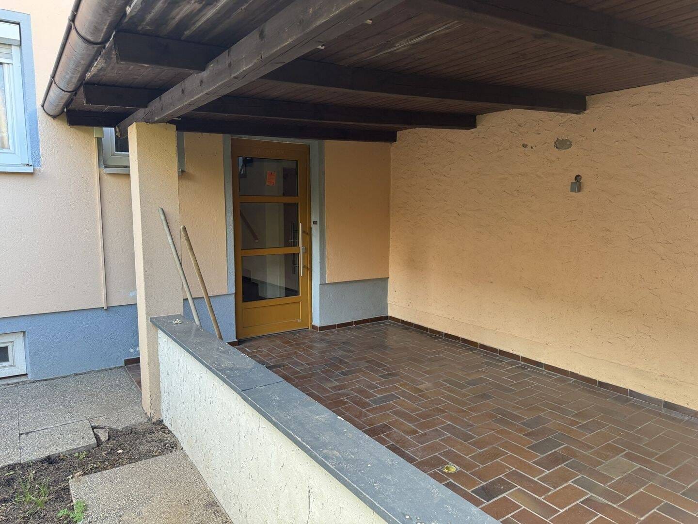 Immobilie in Heßdorf - Gut gelegene Doppelhaushälfte mit großem Garten und Bauland - Bild 3