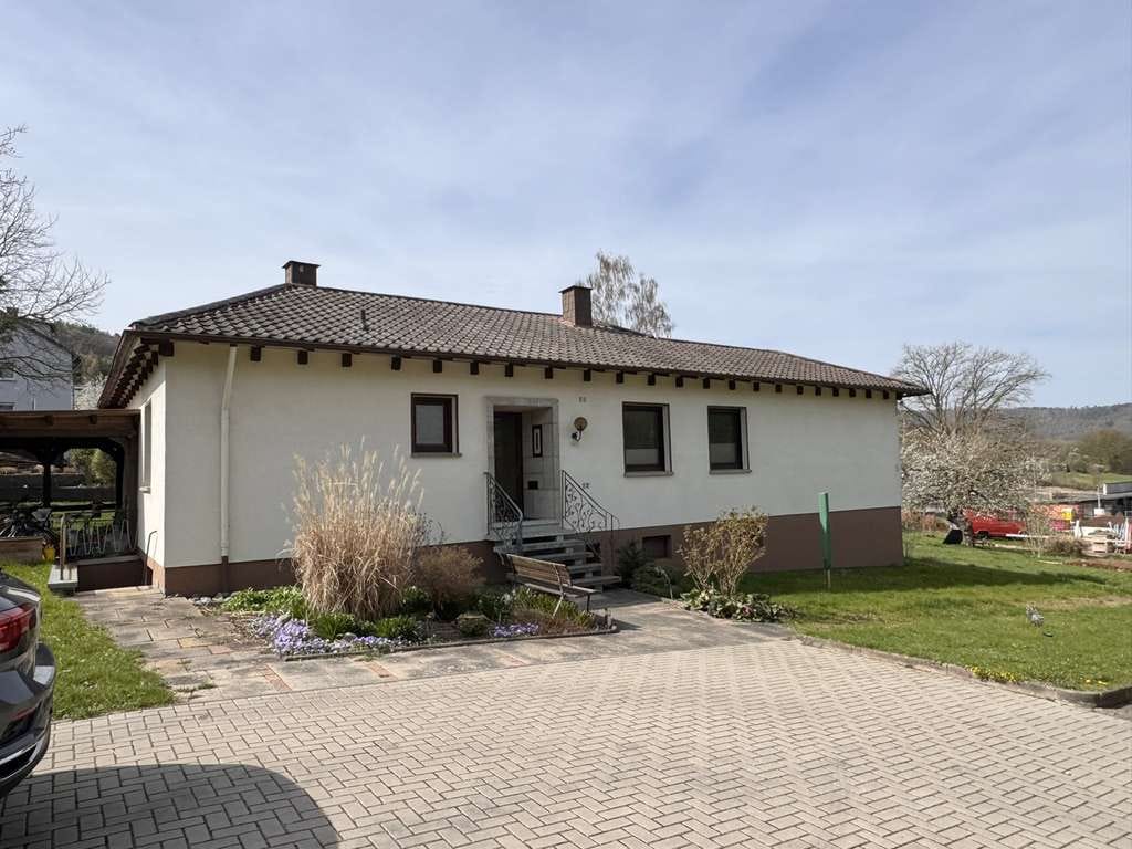 Immobilie in Rotenburg an der Fulda - Bungalow mit viel Platz - 5,5 Zimmer - und schönem Garten in guter, stadtnaher Wohnlage in Rotenburg - Bild 1
