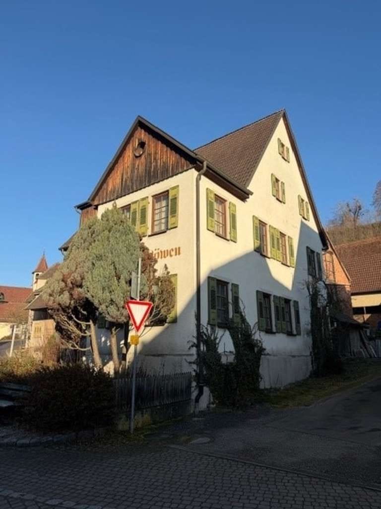 Immobilie in Ammerbuch - Ehemaliges Gasthaus mit Ausbaupotenzial in guter Lage von Ammerbuch-Reusten  - Bild 0