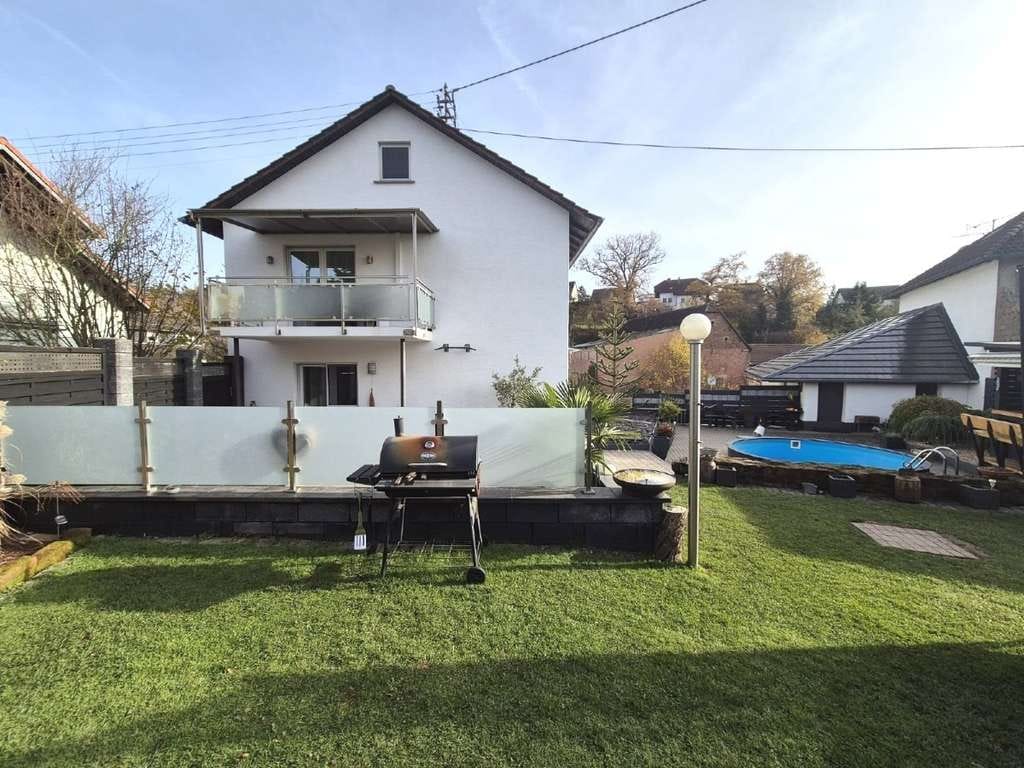 Immobilie in Katzweiler - Wohnen für zwei Generationen: Poolbereich mit Außenbar & barrierefreiem EG - Bild 3