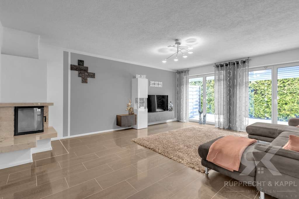 Immobilie in Teublitz - Modernes Einfamilienhaus mit ELW, Doppelgarage, PV-Anlage, viel Nutzfläche und Garten - Bild 4