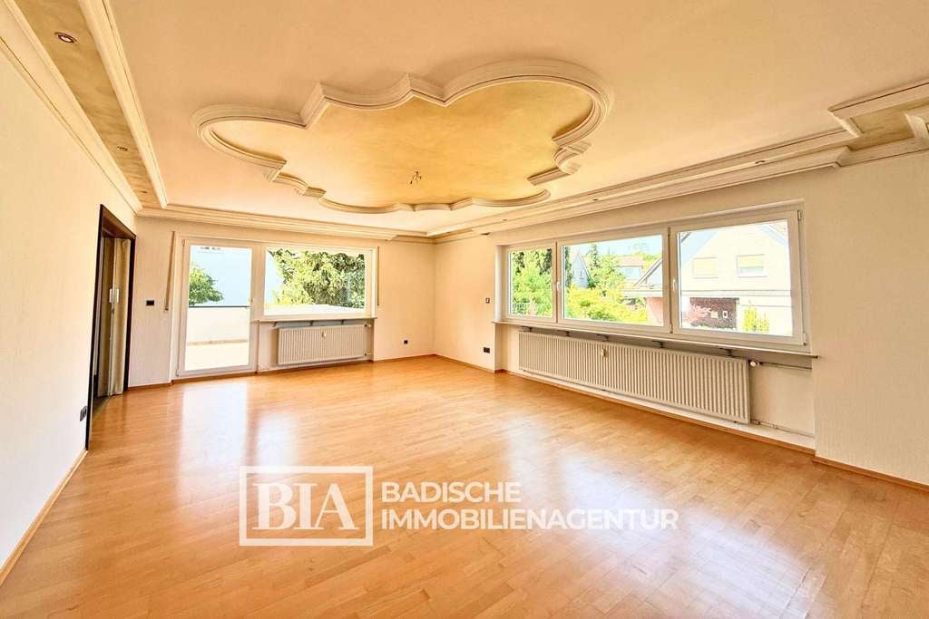 Immobilie in Ettenheim - Sehr großes und attraktives Zweifamilienhaus in ruhiger, gehobener Wohnlage mit Solar- und PV-Anlage - Bild 1