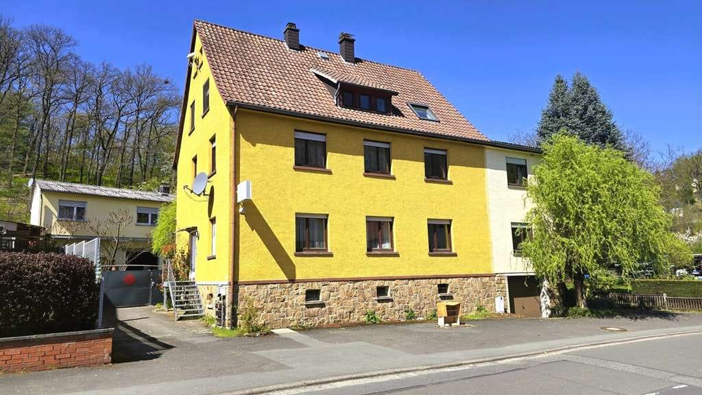Immobilie in Langgöns - ***Drei für Eins*** 2 Häuser + Saal. Teilweise barrierefrei. Kapitalanlage/Mehrgenerationenkonzept. - Bild 1