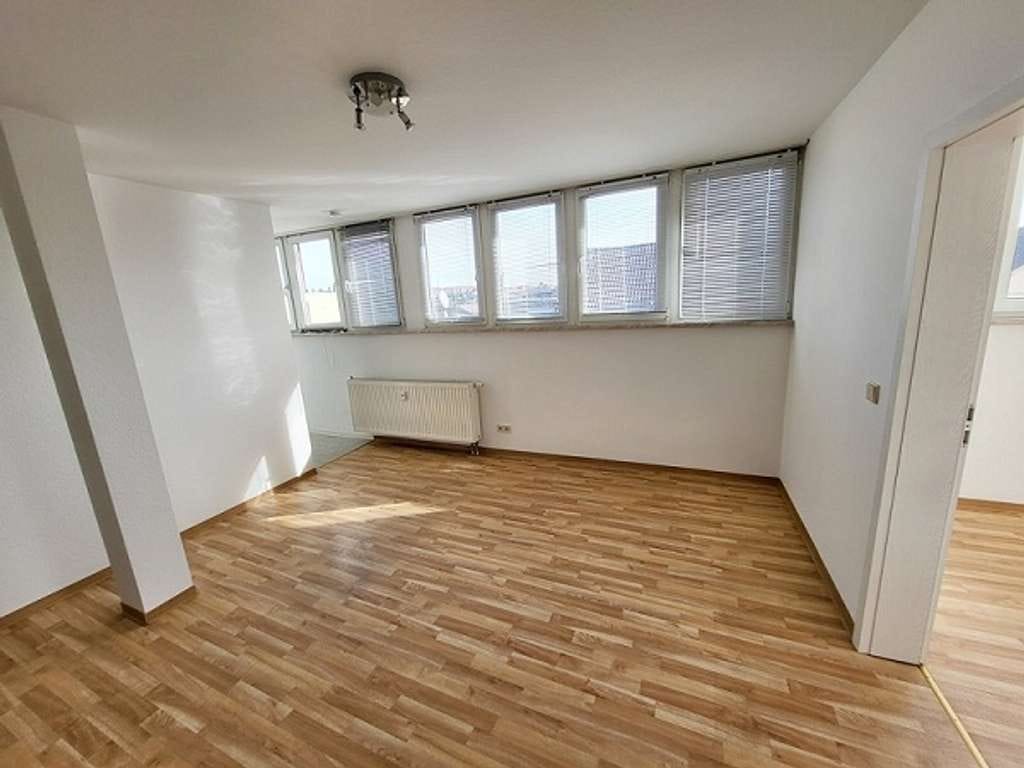 Immobilie in Heinsdorfergrund - 2-Raum-Dachgeschoß-Wohnung mit Lift zu verkaufen - Bild 0
