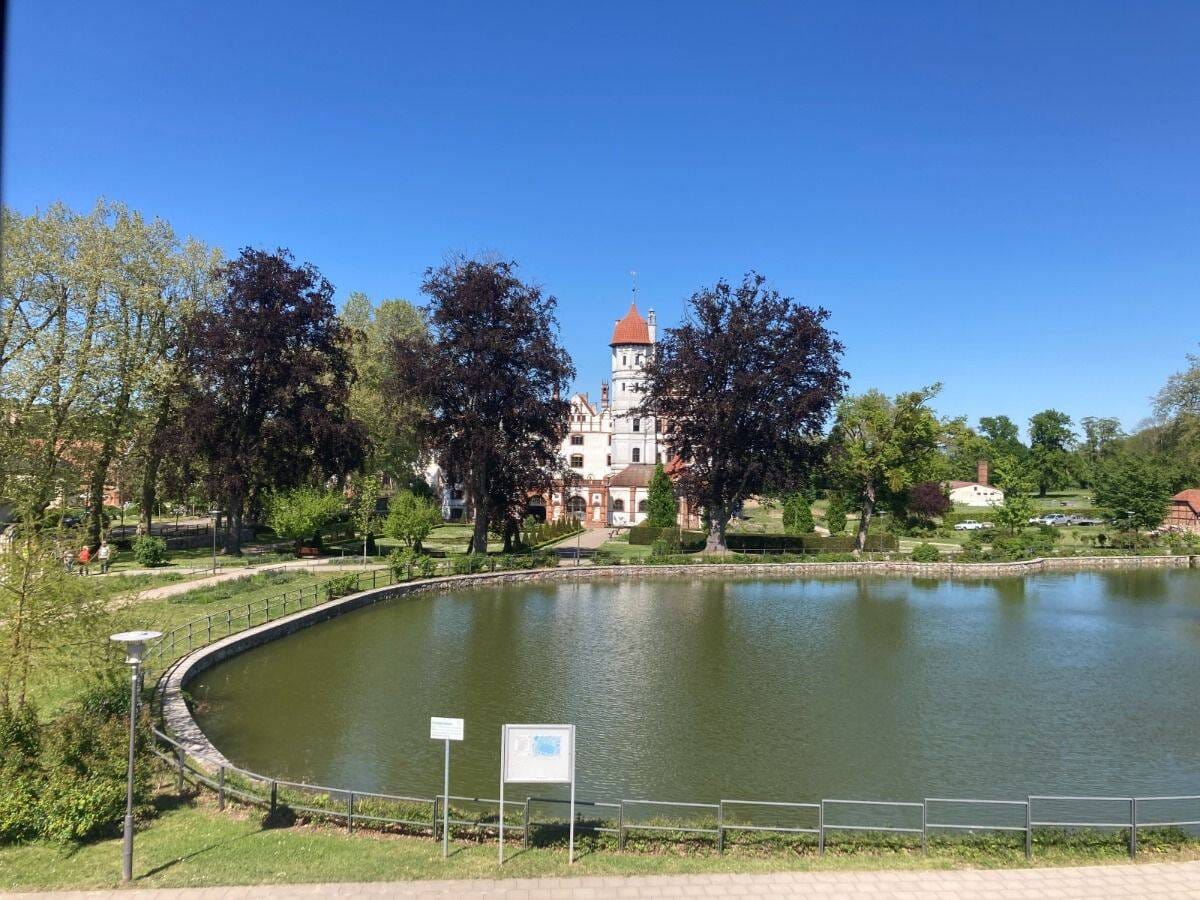 Immobilie in Basedow - Ursprünglicher Backsteinbau mit Blick auf Schloss Basedow und den Schlossteich... - Bild 4