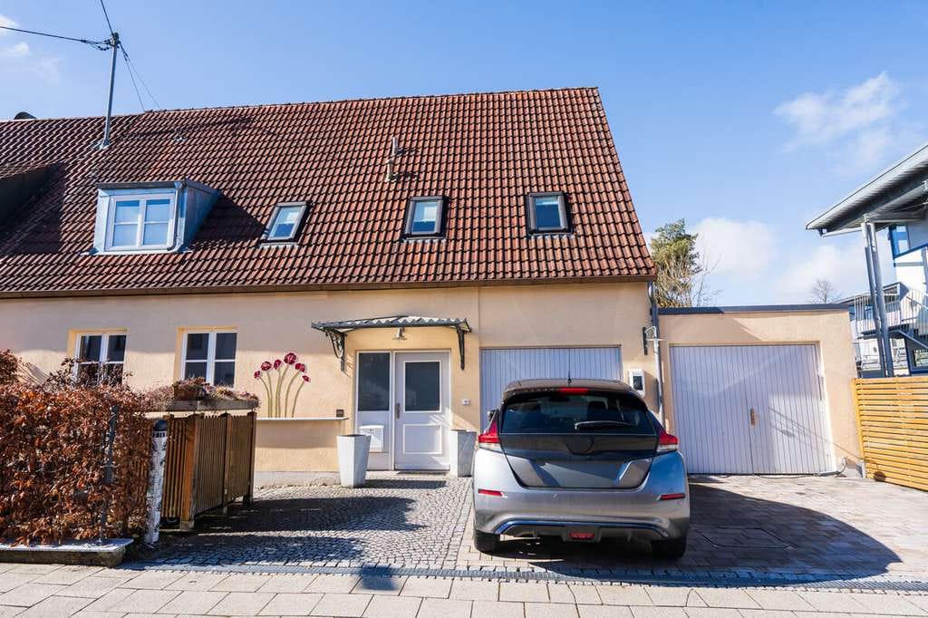 Immobilie in Unterhaching - ***Heike Borchers Immobilien***Exklusives Familiendomizil mit Traumgarten, Wellnessoase & Kamin*** - Bild 0