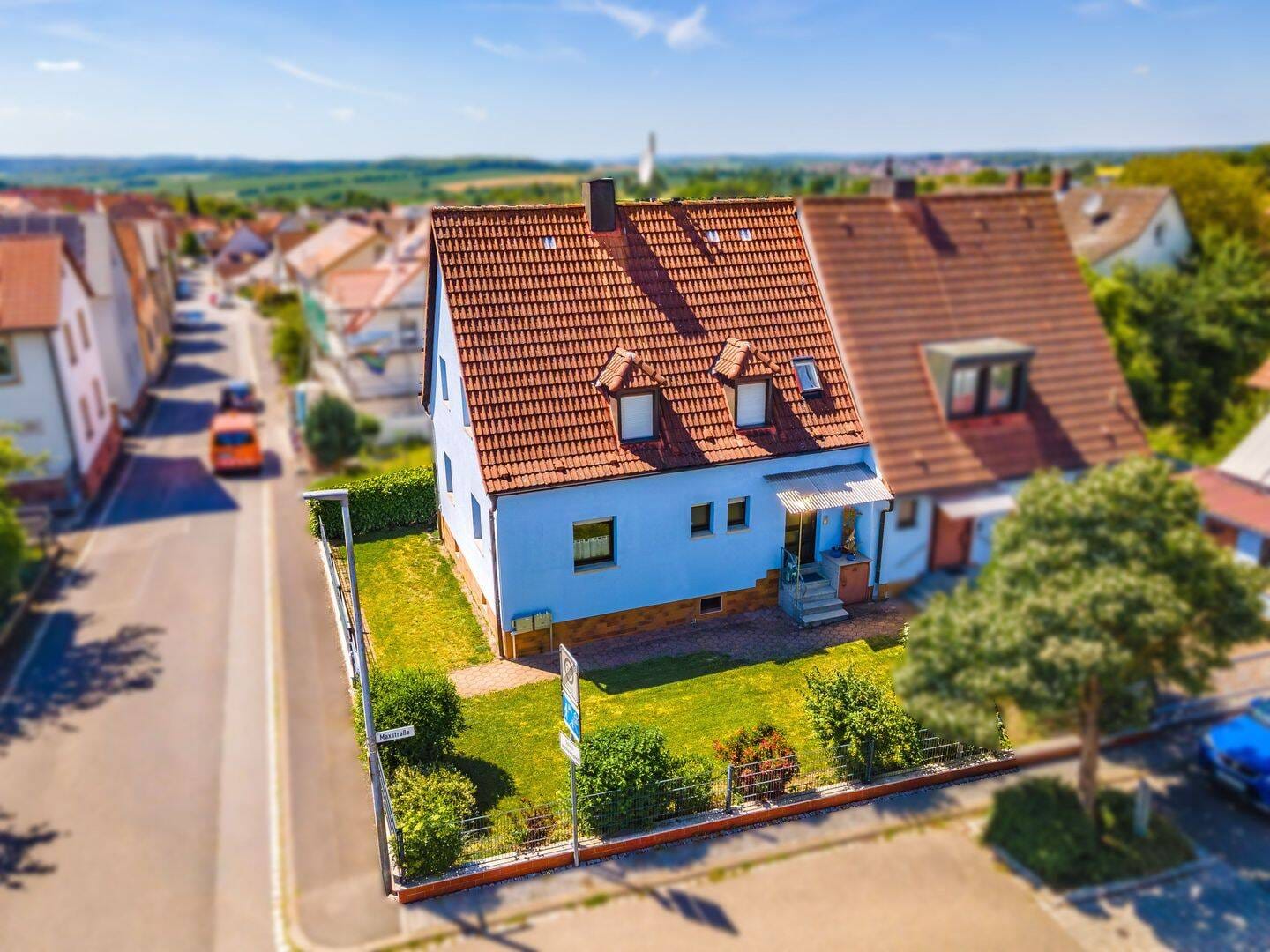 Immobilie in Waldbüttelbrunn - Gepflegtes Zweifamilienhaus in ruhiger Wohnlage - Bild 2