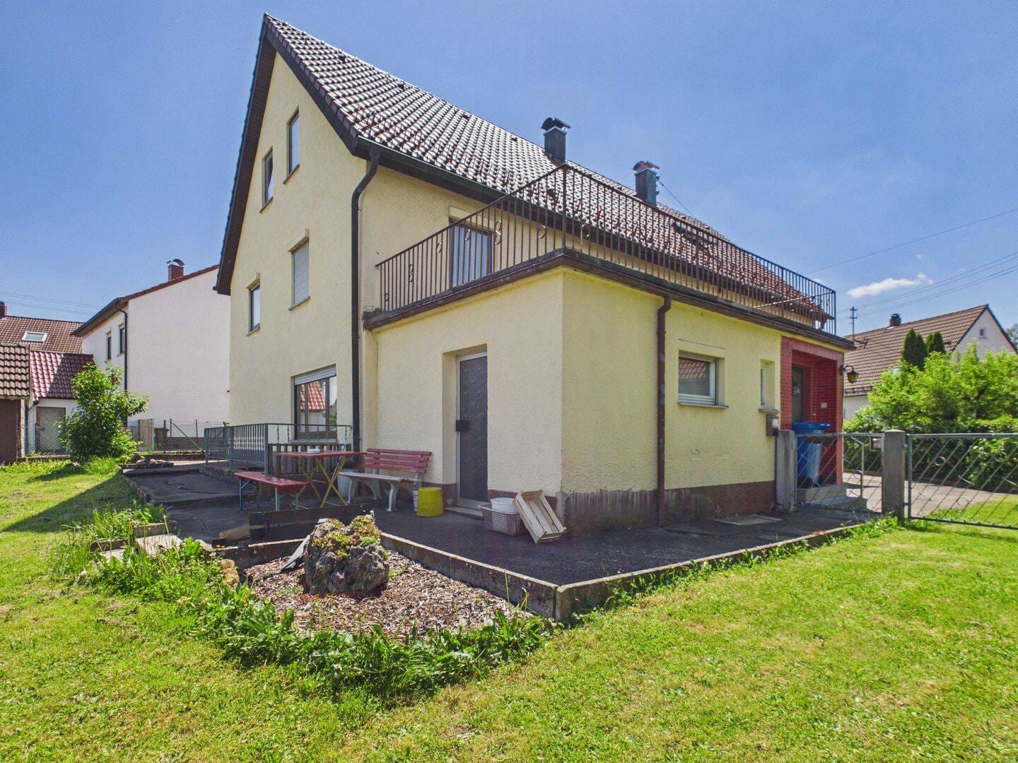 Immobilie in Schwäbisch Gmünd - Günstige Kaufgelegenheit – Zweifamilienhaus mit 1.507 m² Grundstück, 3 Garagen und Bauplatzoption - Bild 1