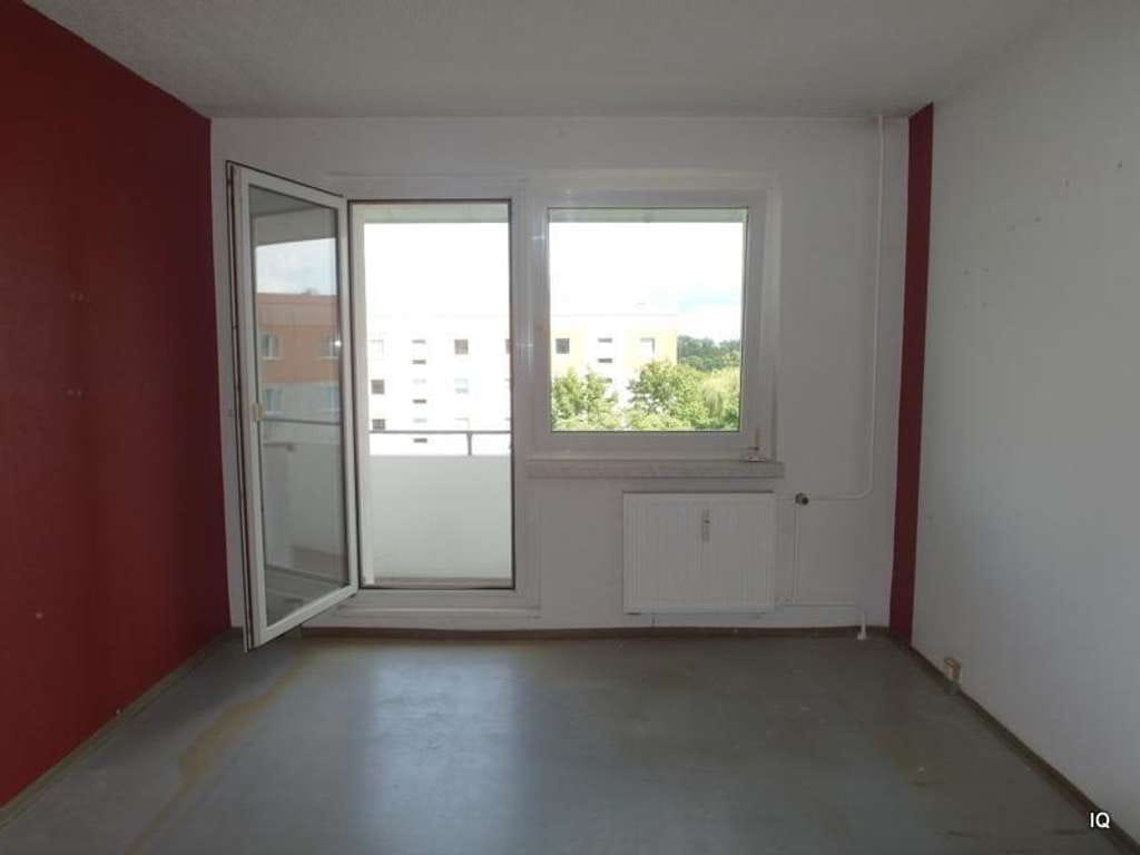 Immobilie in Lauchhammer - Preiswerte und renovierungsbedürftige 2-Zimmer-Wohnung im 4.OG mit Balkon - Bild 4