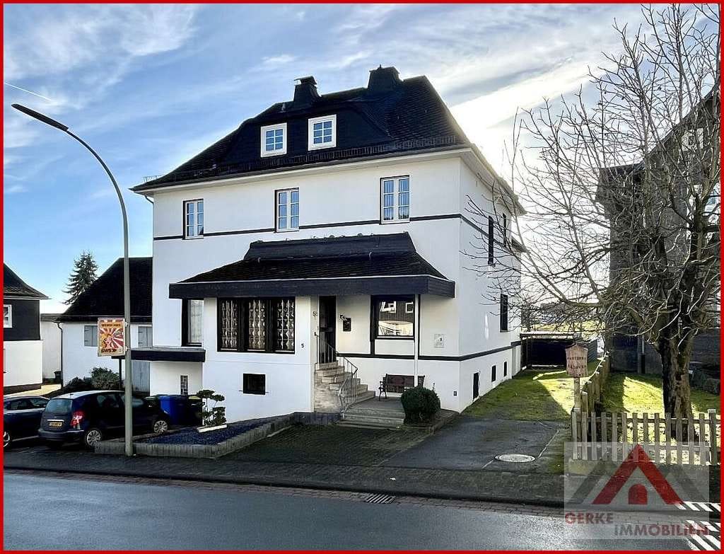Immobilie in Medebach - Einziehen oder vermieten – Liebevoll möbliertes MFH mit 4 Wohnungen - Bild 0
