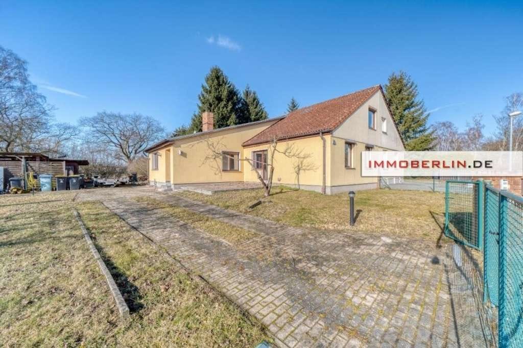 Immobilie in Velten - IMMOBERLIN.DE - Interessantes Haus mit Potenzial, Garage & Nebengebäude in ländlicher Lageharmonie - Bild 0