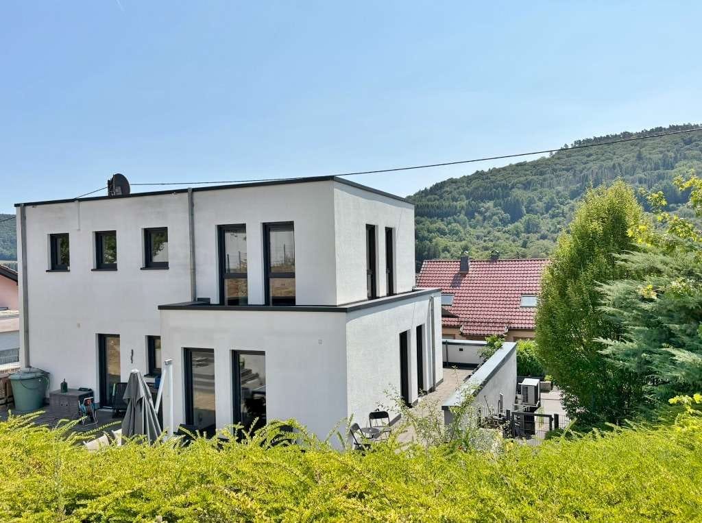 Immobilie in Bollendorf - **Modernes Traumhaus mit Weitblick – großzügiges Wohnen auf drei Ebenen nahe Luxemburg** - Bild 0