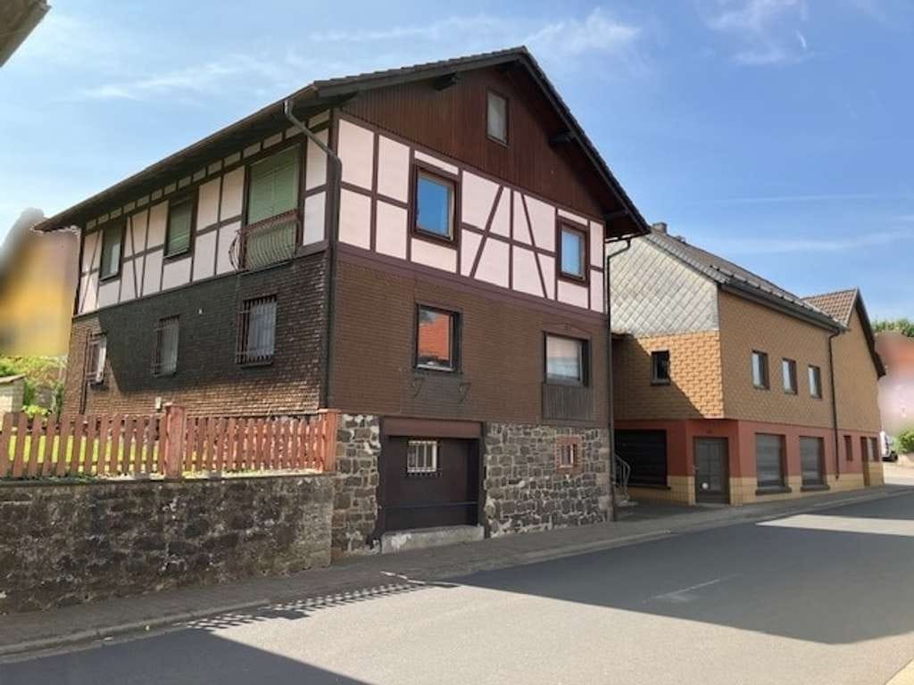 Immobilie in Freiensteinau - Ideal für Wohnen und Gewerbe - Wohnhaus mit ehemaligem Laden- und Werkstattgebäude in Freiensteinau - Bild 0