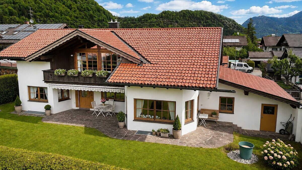 Immobilie in Oberau - Repräsentativ und großzügig - Landhausvilla  mit viel Potenzial & Einliegermöglichkeit - Bild 0