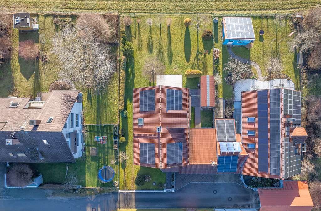 Immobilie in Windach - Baubiologisches Blockbohlen-Massivhaus mit neuer PV-Anlage in wunderbarer Ortsrandlage. - Bild 3