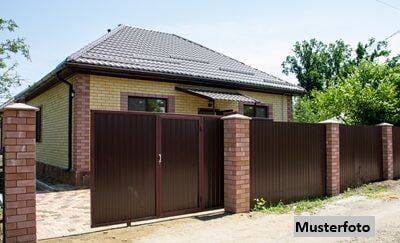 Immobilie in Münster (Hessen) - Ein- und Zweifamilienhaus nebst Garten und Pkw-Stellplätzen - Bild 0