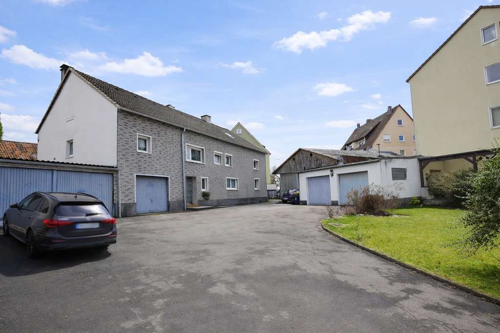 Immobilie in Iserlohn - Zentral gelegenes Zweifamilienhaus mit viel Potenzial, 6 Garagen und Halle - IS-Letmathe - Bild 0