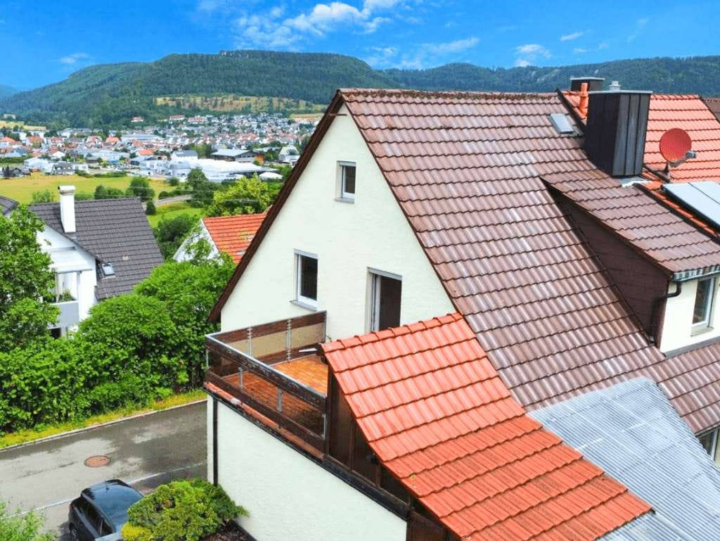 Immobilie in Mühlheim an der Donau - Viel Raum für Ihre Wohnideen! Charmantes Reihenendhaus mit Garten und Garage in Hanglage - Bild 0