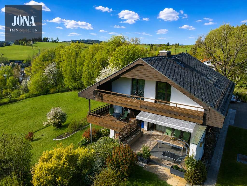 Immobilie in Grafengehaig - Einmaliger Weitblick & offene Architektur
Wohnhaus mit Doppelgarage und vollausgestatteter Einliege - Bild 3