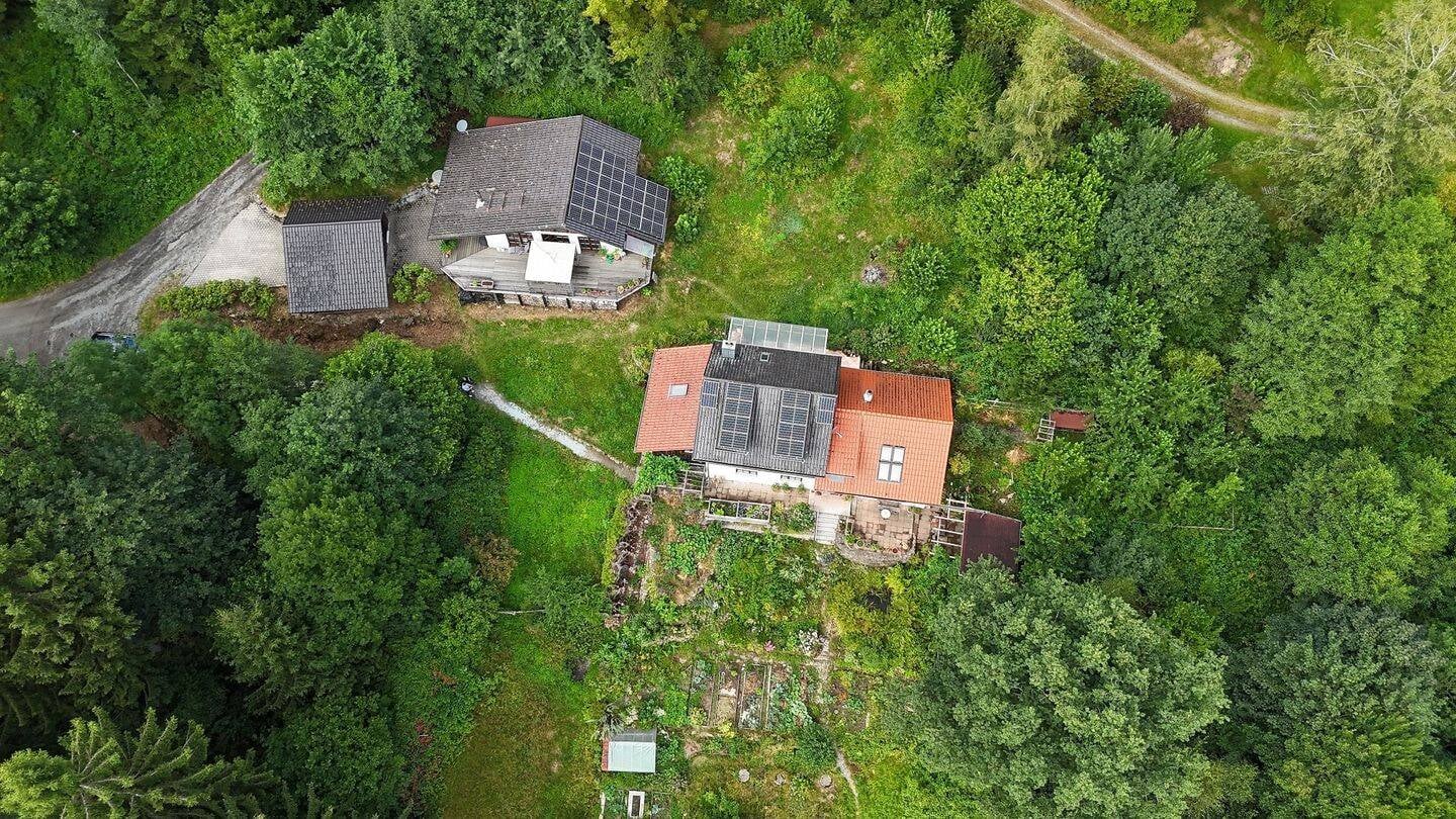 Immobilie in Schöllnach - Zwei tolle Landhäuser mit traumhafter Aussicht über die Donauebene! Anwesen mit ca. 2 ha Grund nähe Grattersdorf - Bild 3
