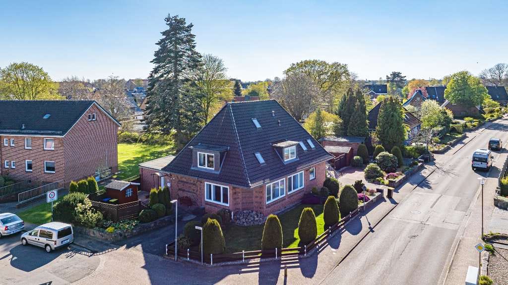 Immobilie in Büdelsdorf - Attraktives Dreifamilienhaus mit vielseitigen Nutzungsmöglichkeiten - Bild 0