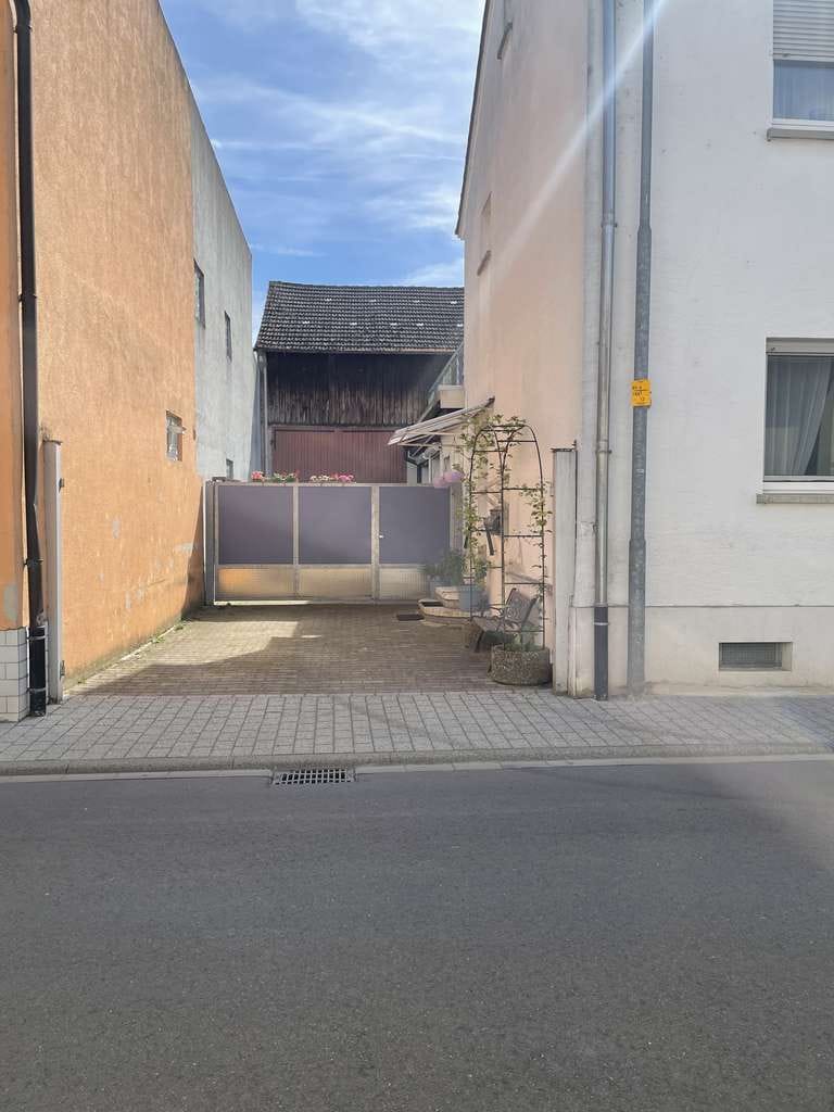 Immobilie in Reilingen - Viel Platz und Potenzial: Zweifamilienhaus mit Hof, Garten und Dachterrasse - Bild 1