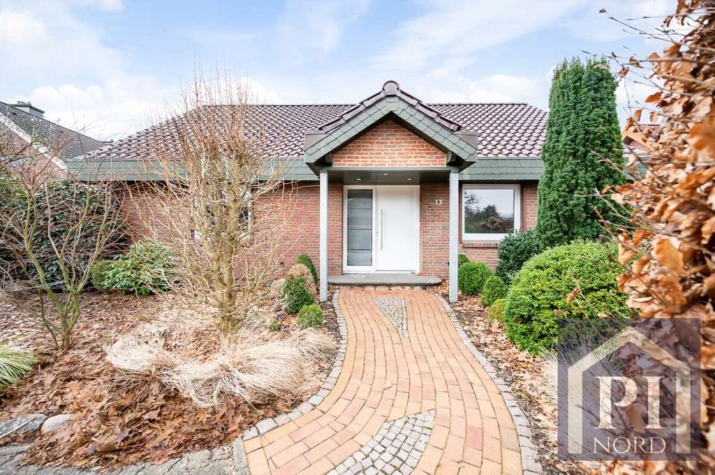 Immobilie in Westerrönfeld - Stilvolles Einfamilienhaus mit 230m² Wohn-und Nutzfläche, Doppelcarport und traumhaftem Garten - Bild 1