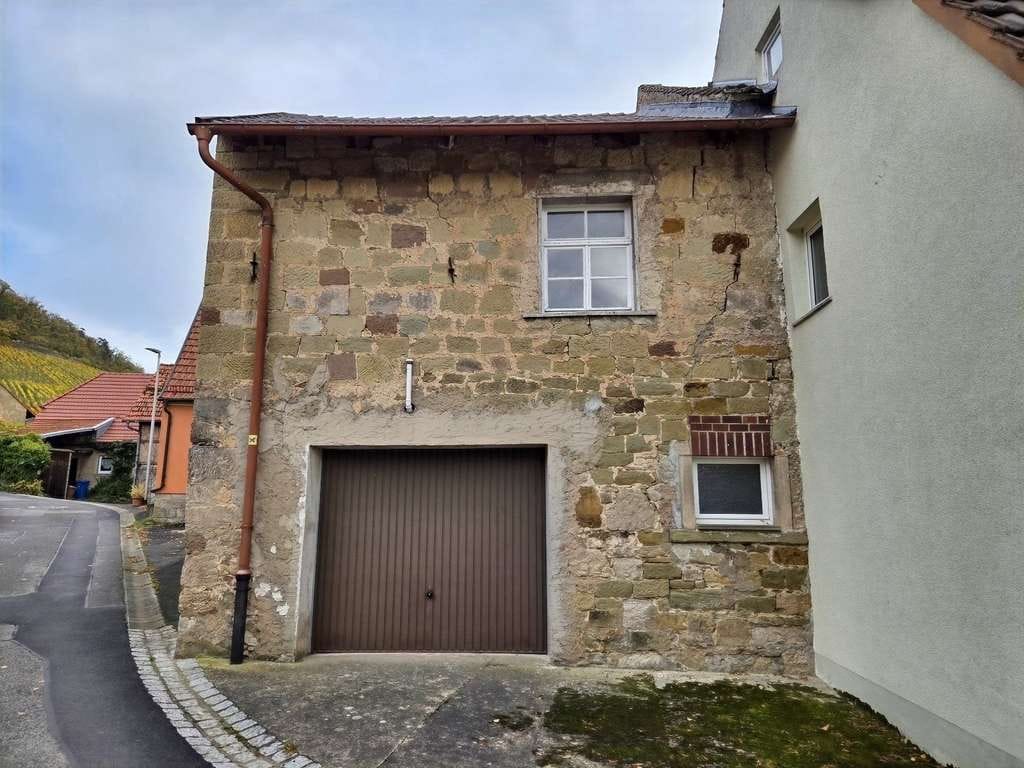 Immobilie in Zeil am Main - Einfamilienhaus (Wfl. ca. 190 m²) mit großem Nebengebäude und Garten im Winzerdorf Ziegelanger
 - Bild 2