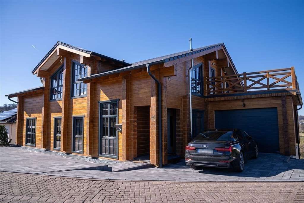 Immobilie in Gackenbach - Exklusive Blockhaus Villa mit Einliegerwohnung, Galerie, Kamin und Fernblick - Bild 1