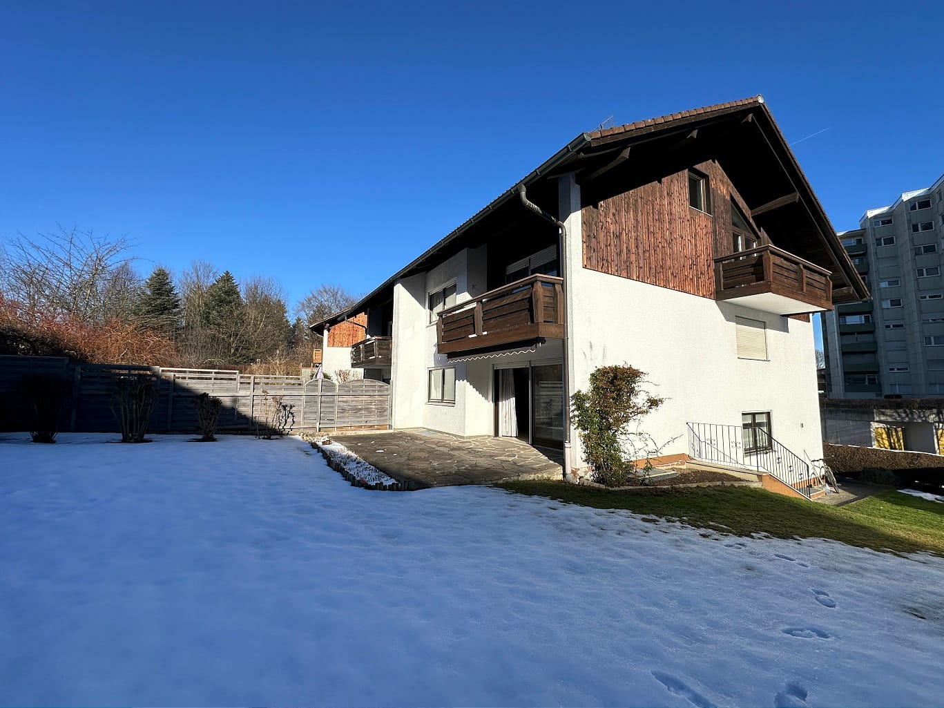 Immobilie in Traunreut - Großzügige Doppelhaushälfte in zentraler Lage - Split-Level-Wohnen mit Süd-Terrasse und drei Garagen - Bild 0